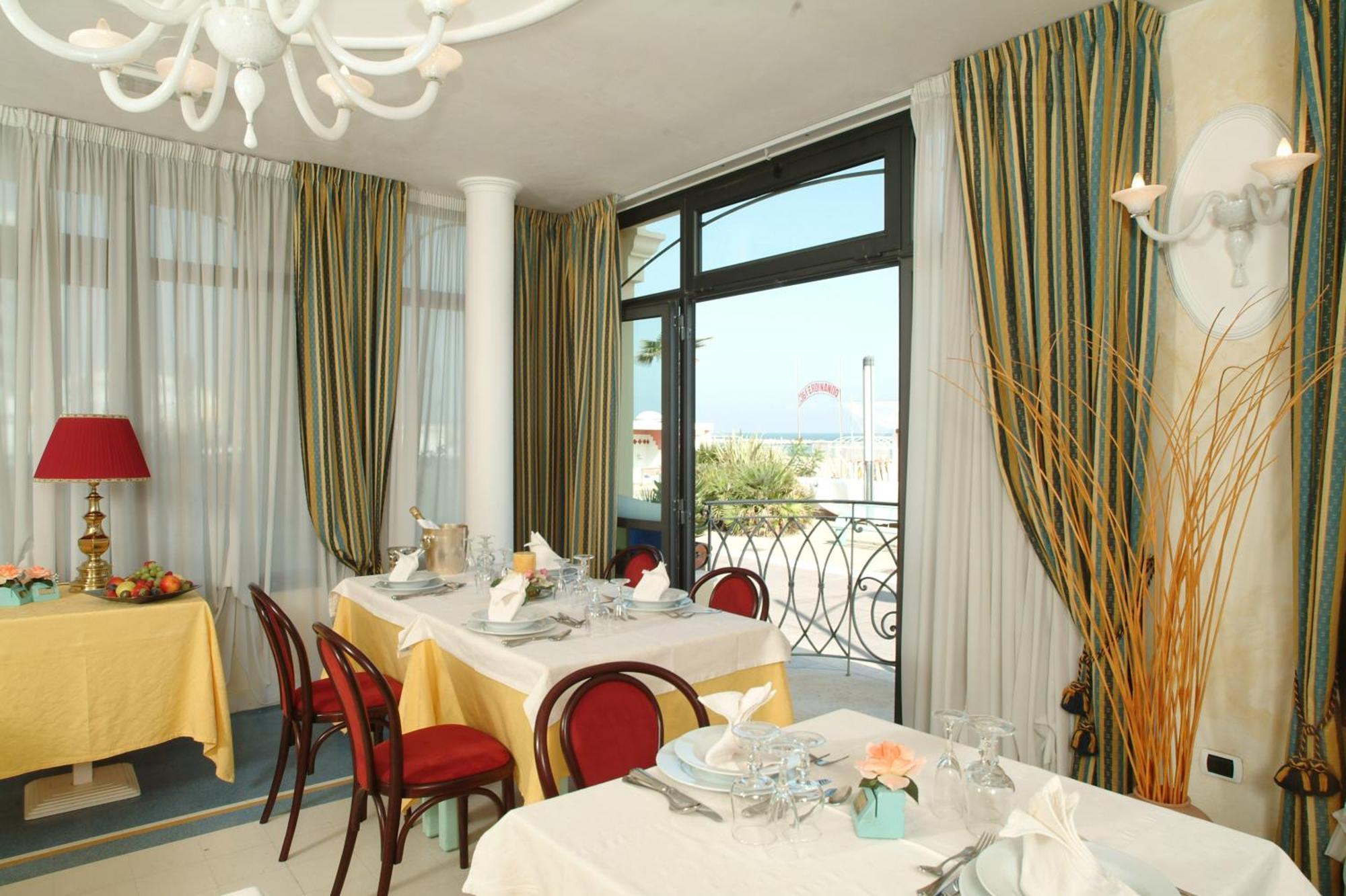 Hotel Bridge Белариа-Игеа Марина Екстериор снимка