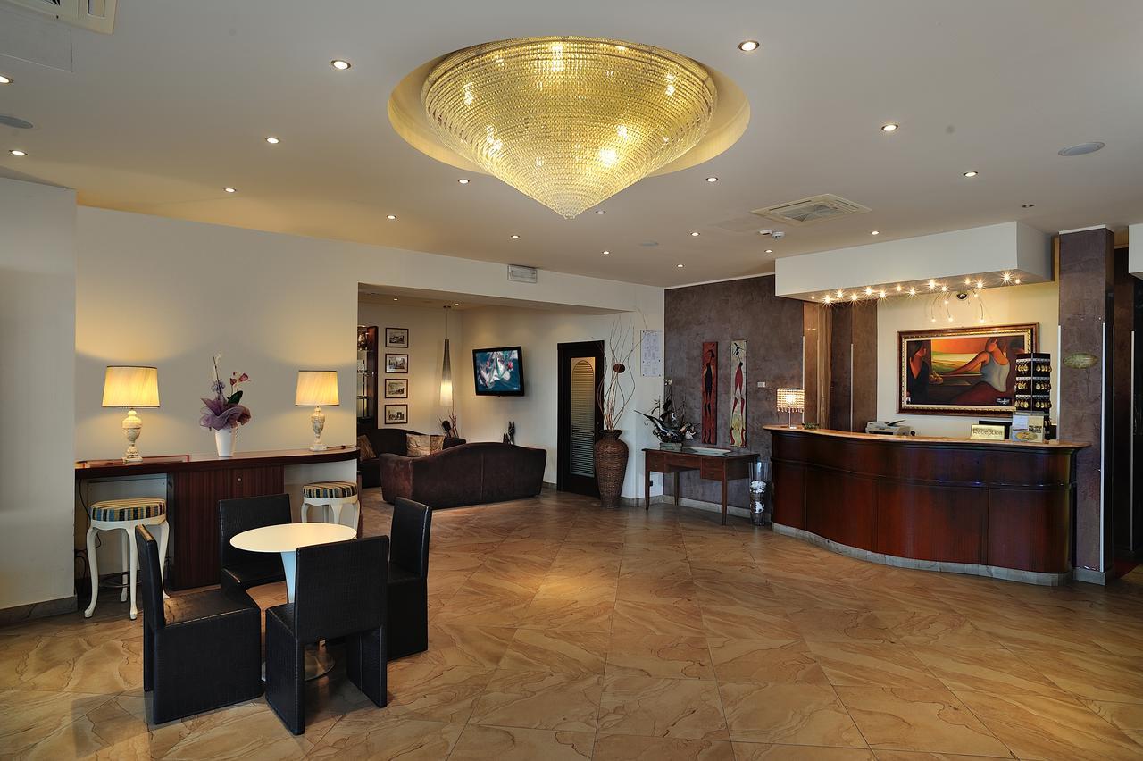 Hotel Bridge Белариа-Игеа Марина Екстериор снимка