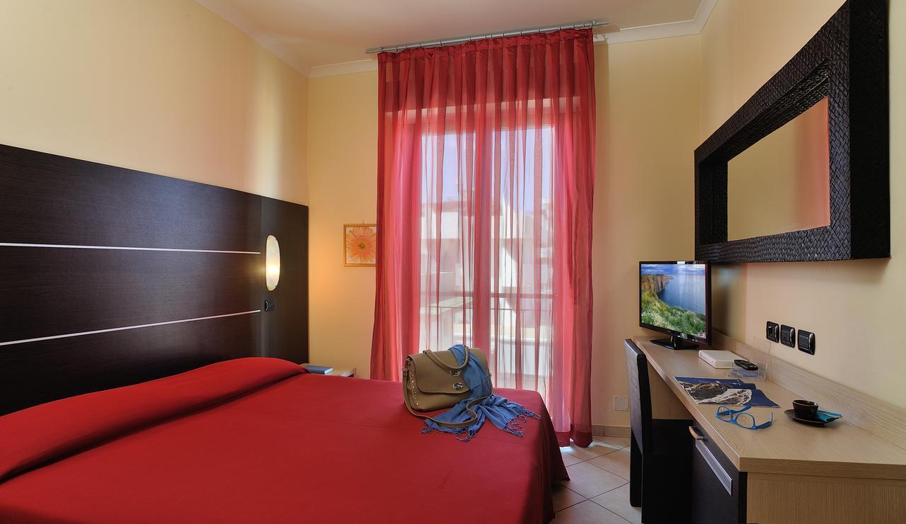 Hotel Bridge Белариа-Игеа Марина Екстериор снимка