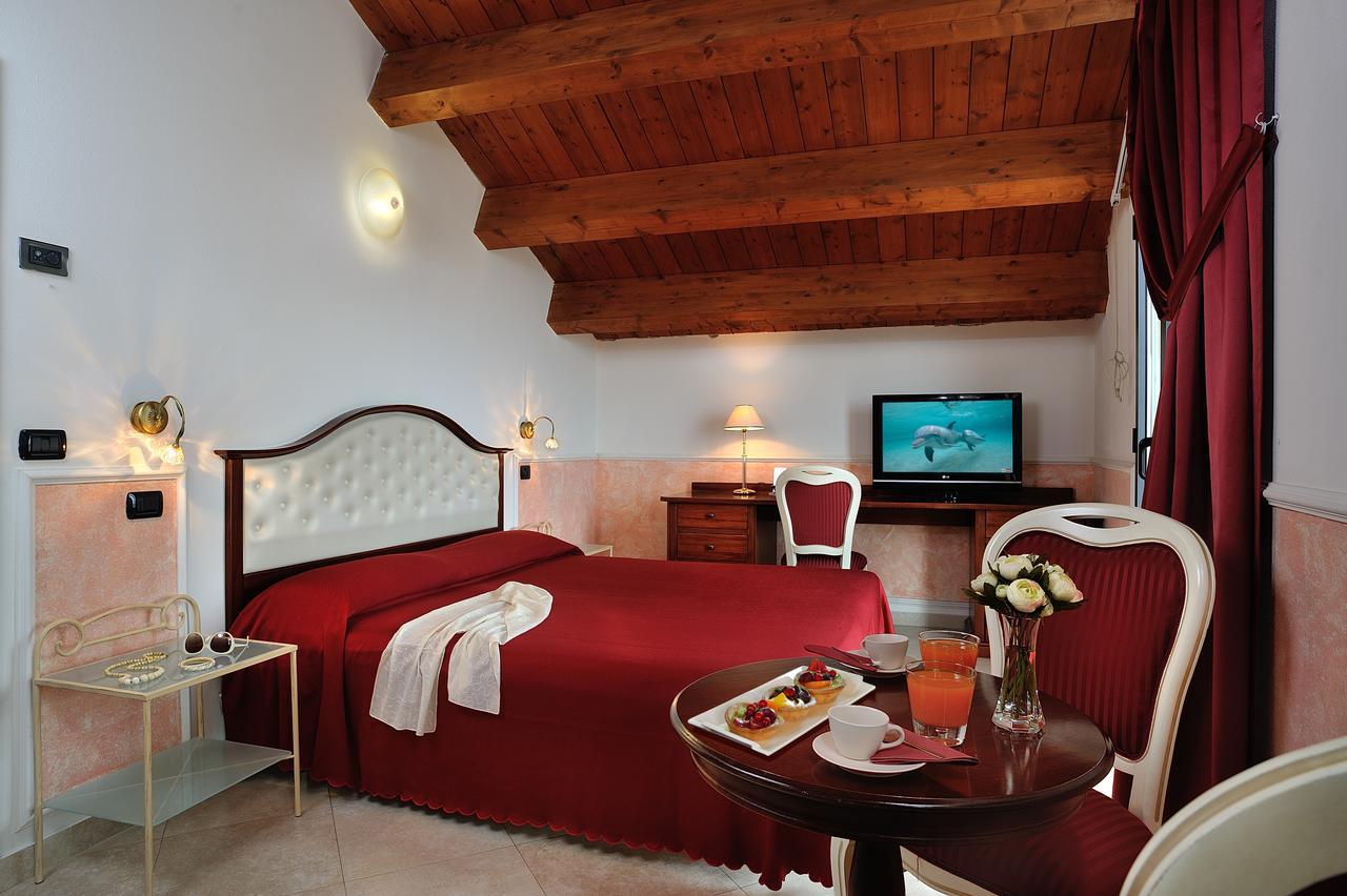 Hotel Bridge Белариа-Игеа Марина Екстериор снимка