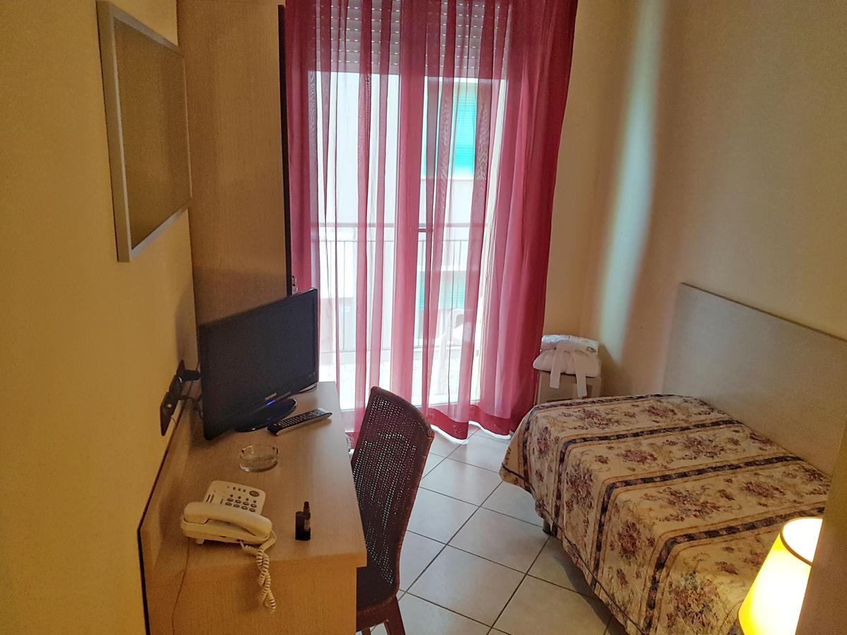 Hotel Bridge Белариа-Игеа Марина Екстериор снимка