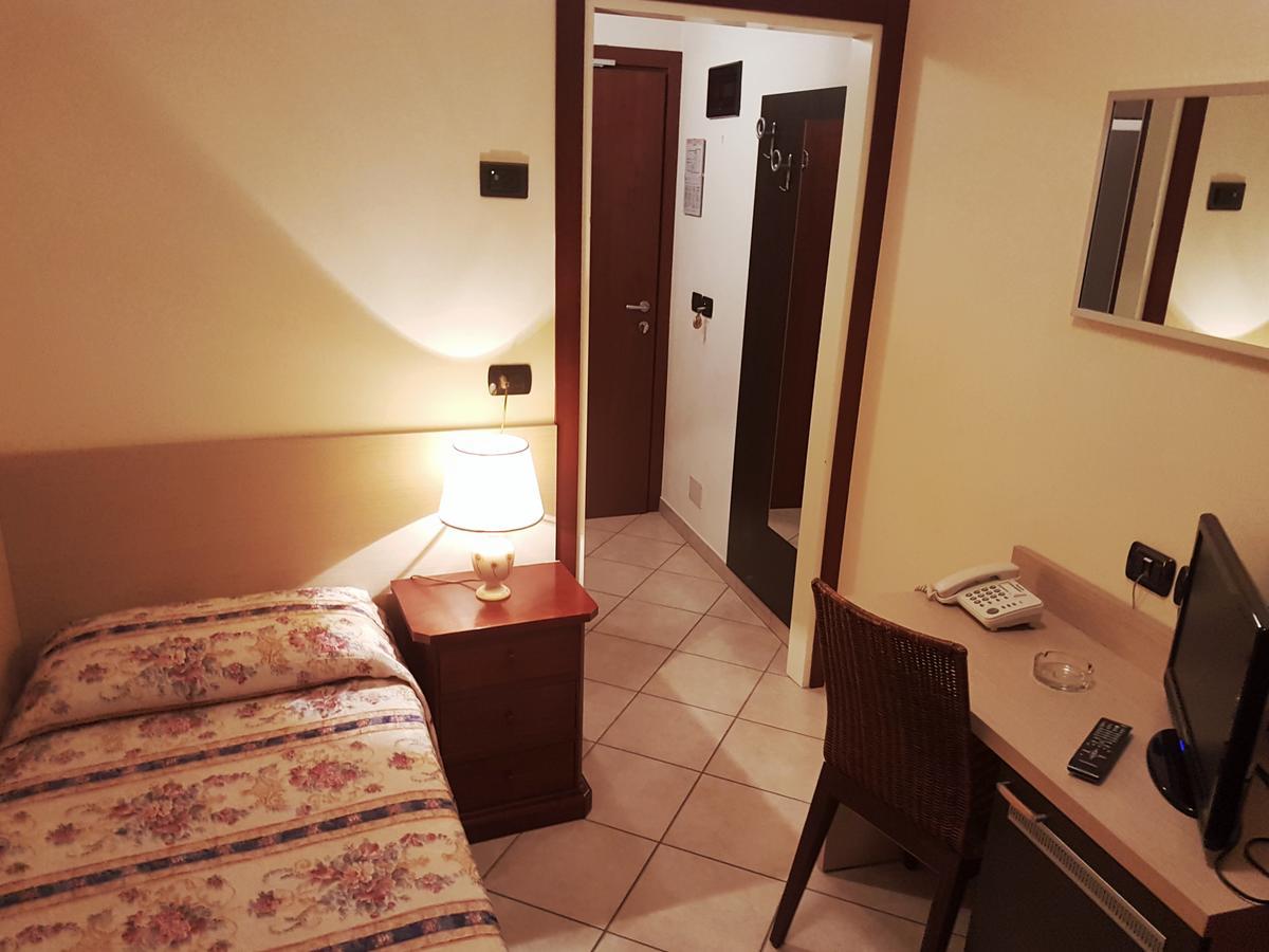 Hotel Bridge Белариа-Игеа Марина Екстериор снимка