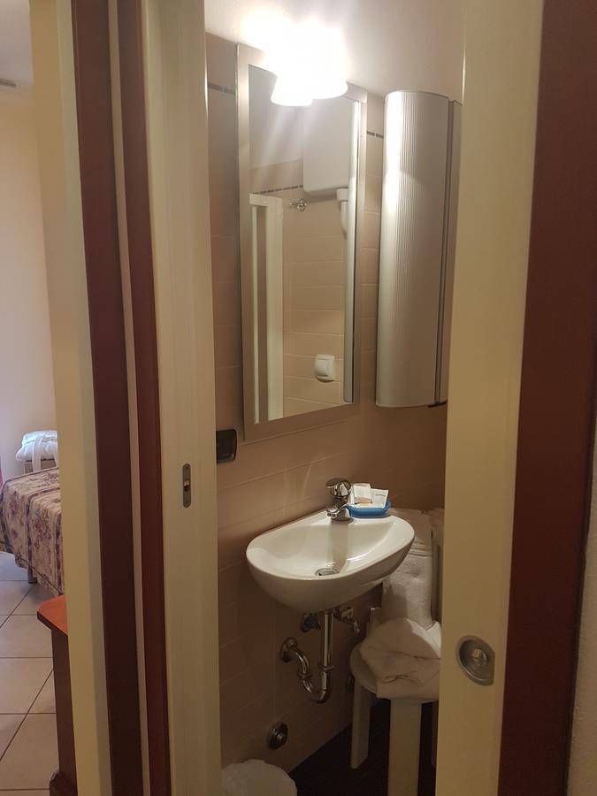 Hotel Bridge Белариа-Игеа Марина Екстериор снимка
