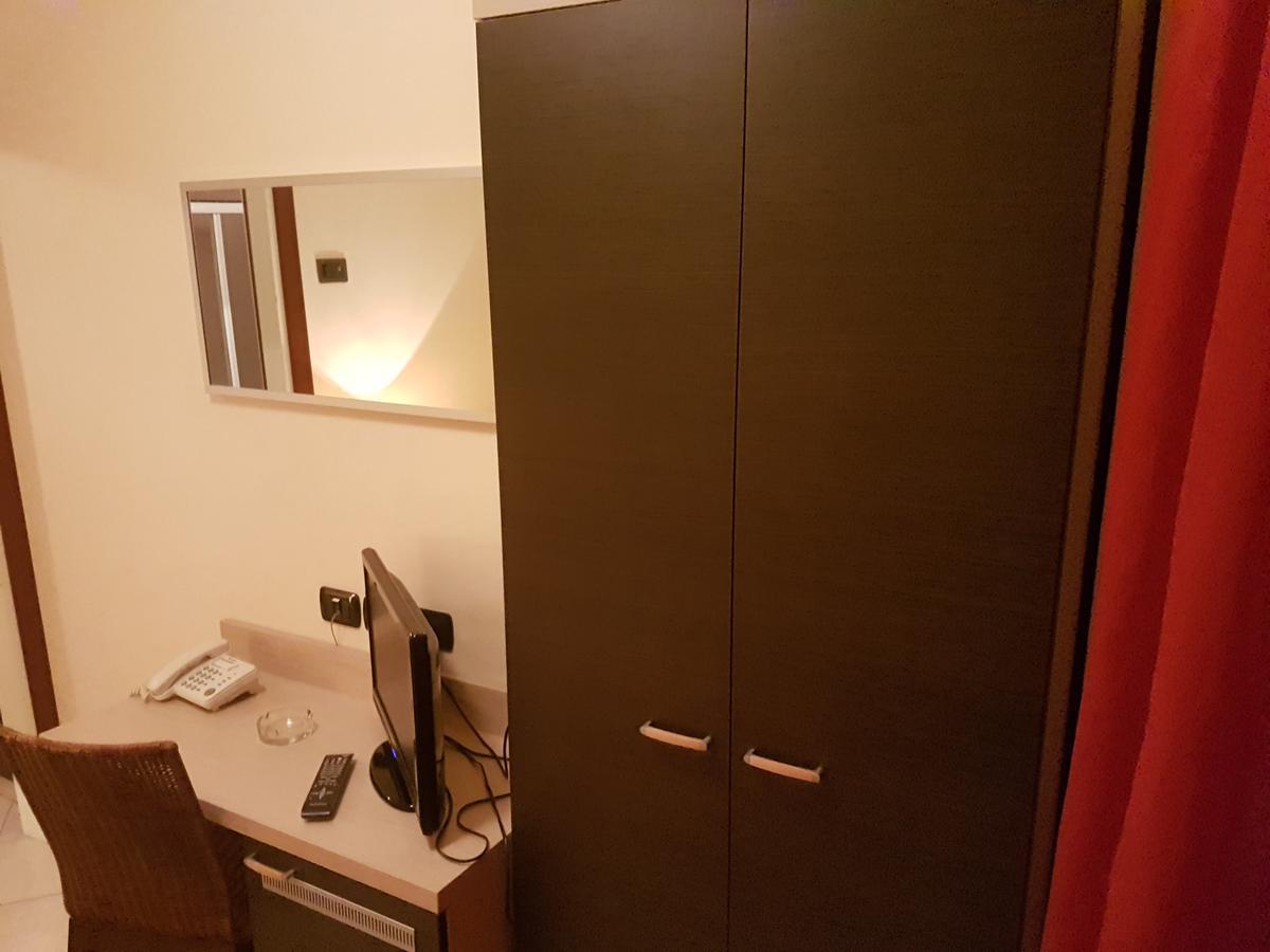 Hotel Bridge Белариа-Игеа Марина Екстериор снимка